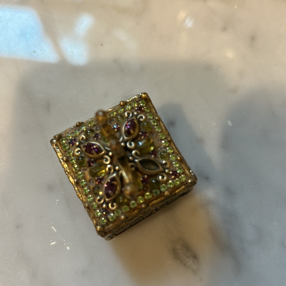 Elegant Gold and Red Jewelry Box - Picture 3 of 3